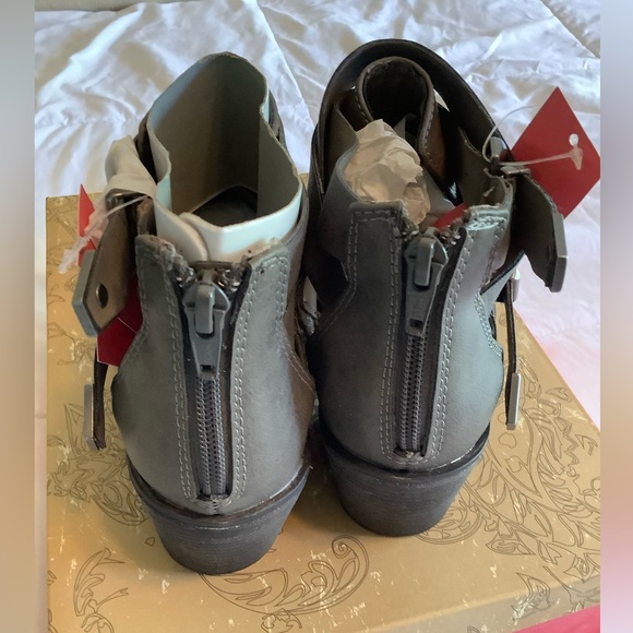 New in box, grey cutout booties with chunky heel - Picture 4 of 4